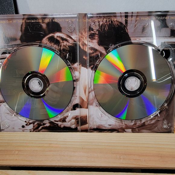 DVD Pulp Fiction Collector's Edition- 2-disc set w/booklet and outter shell - Picture 3 of 4